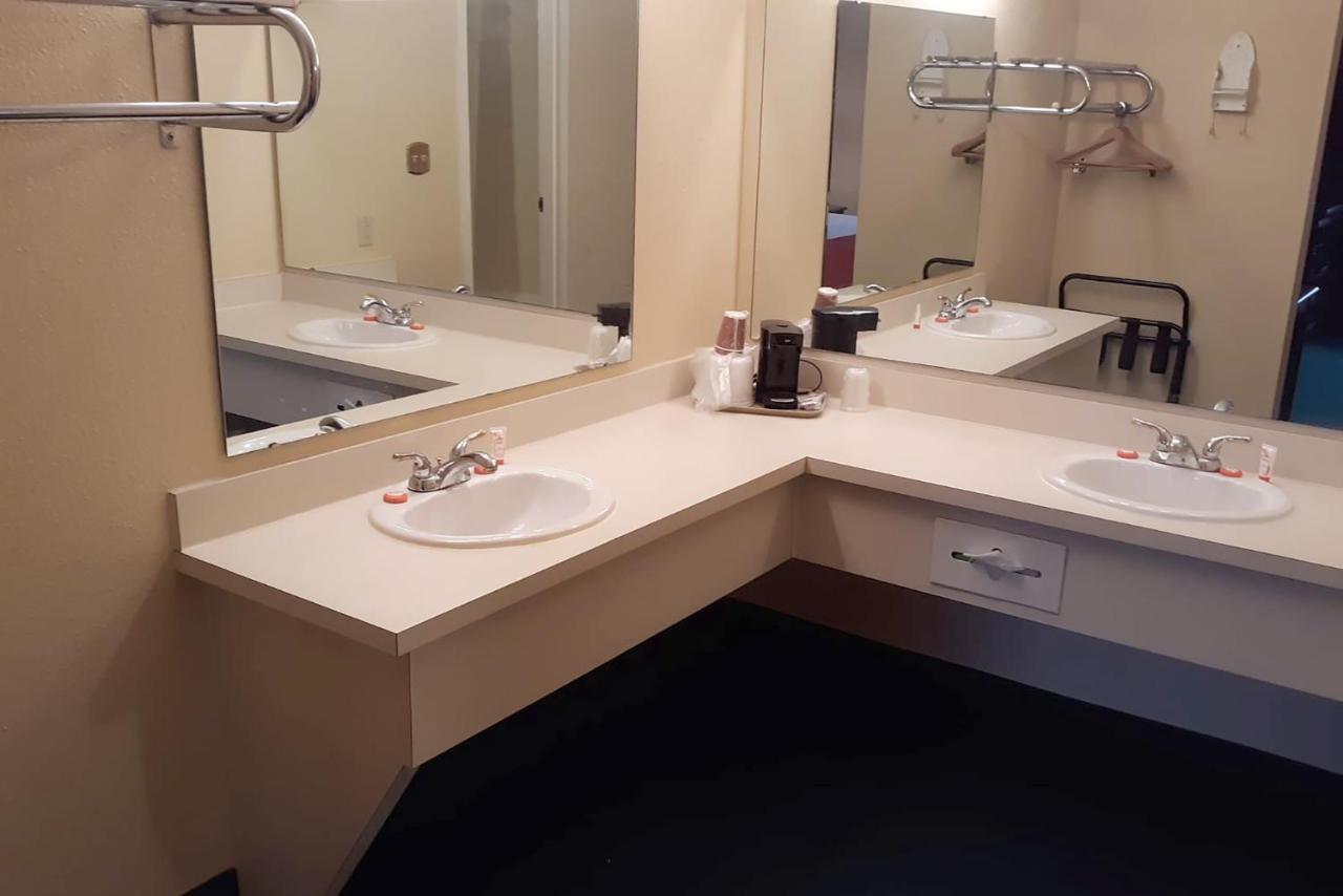 Super Value Inn Valdosta Bagian luar foto