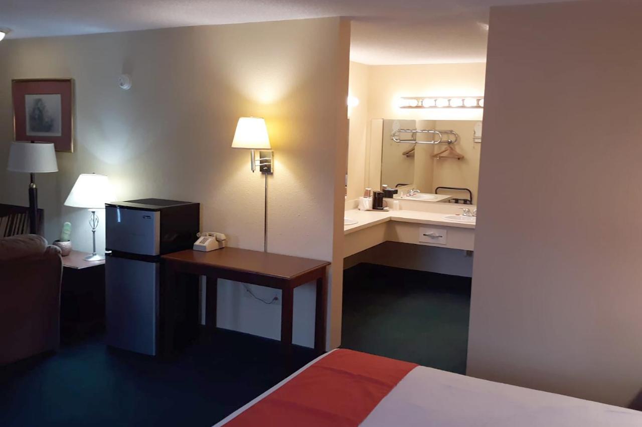 Super Value Inn Valdosta Bagian luar foto
